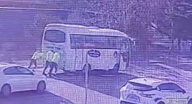 Trafik polisleri, arızalanan midibüsü iterek yol kenarına aldı