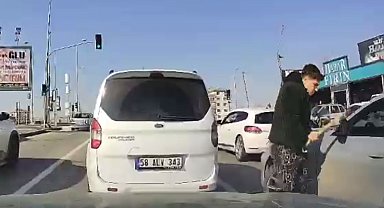 Trafikte tartıştığı kişinin aracına beyzbol sopası ile saldırdı; o anlar kamerada