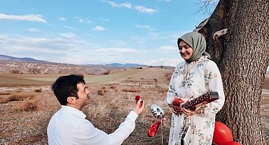 Traktörüyle tarlaya 'Benimle evlenir misin' yazdı