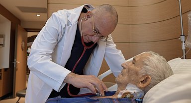 Triküspit kapak yetmezliği teşhisi konulan 74 yaşındaki hasta, kalbi durdurulmadan tedavi edildi