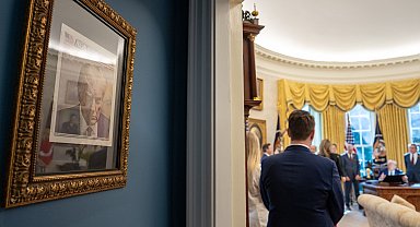 Trump'ın sabıka fotoğrafı Oval Ofis'in girişine asıldı