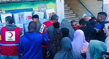 Türk Kızılay'ın gönderdiği yardım kolileri ve konserveler Gazze'de dağıtılıyor