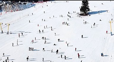 Uludağ'da tatilciler sömestirin son gününde pistlere akın etti