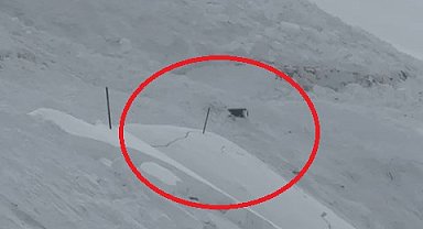 Uludere'de iş makinesinin üzerine çığ düştü