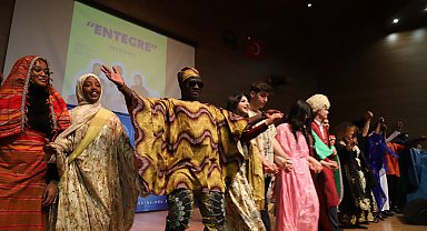Üniversitede yabancı öğrencilerden festival havasında kaynaşma etkinliği