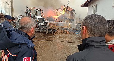 Uşak'ta yangında 6 ev zarar gördü