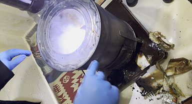 Uyuşturucuları sobada yakarken yakalandılar