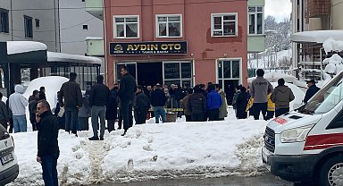 Uyuyakaldığı otomobilde, kedisiyle birlikte egzozdan çıkan gazdan zehirlenip öldü