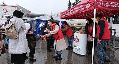 Vakıflar Genel Müdürlüğü'nden, ülkesine dönen Suriyelilere sınırda ikram