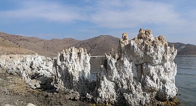 Van Gölü'ndeki çekilme sonrası mikrobiyalitler karaya çıktı