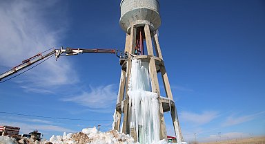 Van'da boruları patlayan su deposu buz tuttu