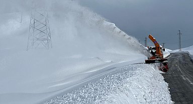 Van'da kapalı 468 yerleşim yolu açıldı; Hakkari'de kar kalınlığı 1,5 metreyi buldu