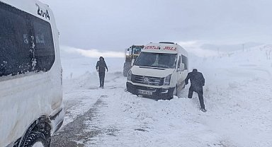 Van'da kar yağışı; 60 yerleşim yeri ulaşıma kapandı
