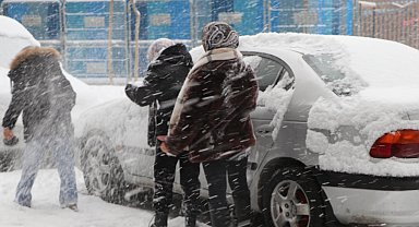 Van'ın 3 ilçesinde eğitime 'kar' engeli