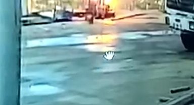 Varildeki ateşte ısınmaya çalışırken pantolonu tutuştu: O anlar kamerada