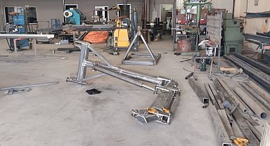 Vincin taşıdığı demir malzeme, işçilerin üzerine düştü: 2 yaralı