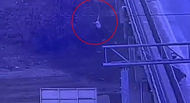 Viyadükten baraj gölüne atladı, jandarmanın attığı bidonlara tutunup kurtuldu; o anlar kamerada