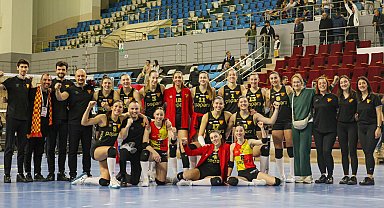 Voleybolda Göztepe'den sonra Karşıyaka da yarı finalde