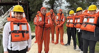 Vücut sıcaklığını koruyan 'İmmersion süit' ile denizde canlı kalma eğitimi alıyorlar