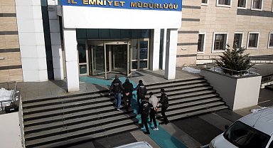 Yabancı uyruklu 2 şüphelinin midesinden 1 kilo 340 gram afyon sakızı çıktı