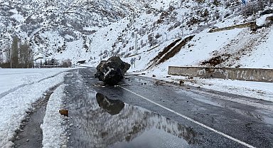 Yamaçtan kopan dev kayalar, yola düştü