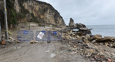 Yamaçtan kopan kaya parçaları denize yuvarlandı, bölge girişlere kapatıldı