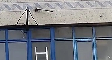 Yangında mahsur kaldı, çıktığı pencereden vinç ile kurtarıldı