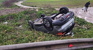 Yanlış girdiği yolda otomobiliyle takla attı; kaza kamerada