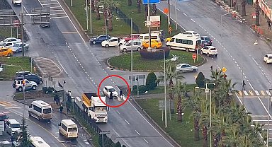 Yaya geçidinde otomobilin çarptığı kadın yaralandı; kaza kamerada