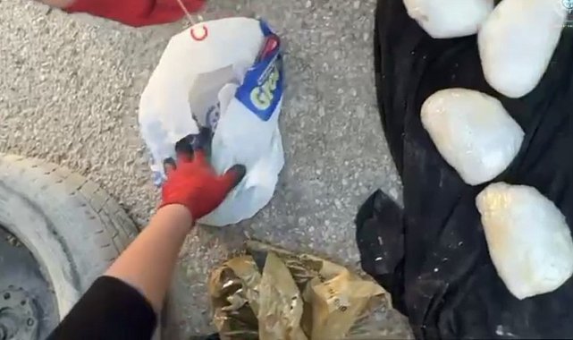 Yedek lastiğe gizlenmiş 2 kilo uyuşturucuyu 'Pars' buldu