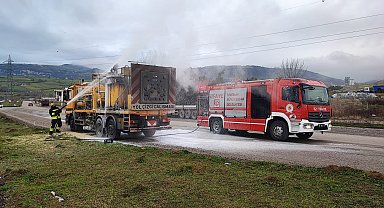 Yol çizgi çalışmasında kullanılan kamyonda çıkan yangın, söndürüldü