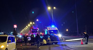 Yol kenarında mola veren hafif ticari araca otomobil çarptı: İki araç arasında sıkışan çocuk öldü, 1 yaralı