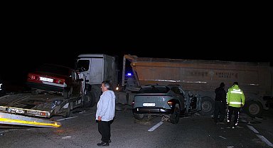 Yola kontrolsüz çıkan kamyona, çekici ve otomobil çarptı: 1 ölü, 4 yaralı