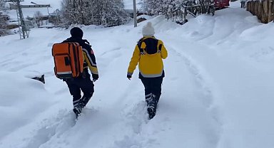 Yolu kapalı köyde hastalanan 6 aylık bebeğe, paletli ambulansla ulaştılar