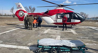 Yolu kapalı köydeki hasta, ambuluns helikopter ile alındı