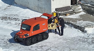 Yolu kapalı köydeki hastaya paletli ambulansla ulaştılar