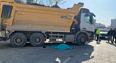 Yolun karşısına geçerken kamyonun çarptığı yaya öldü