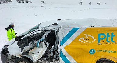 Yük treni, hemzemin geçitte kargo aracına çarptı; sürücü yaralı