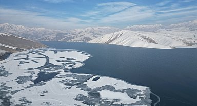 Yüksekova Dilimli Baraj Gölü dondu