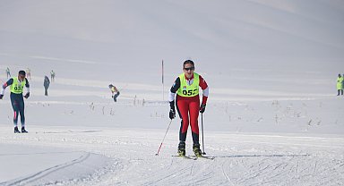 Yüksekova'da 350 sporcunun katıldığı Türkiye Kayaklı Koşu Eleme Yarışması başladı