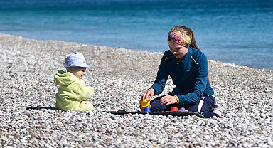 Yurtta kar yağışı, Antalya'da güneş; sahile koştular