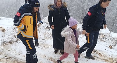 Yüzü yanan Eslem, yolu kapanan mezradan arazi tipi ambulansla alınıp hastaneye ulaştırıldı
