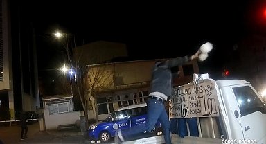 Zabıtanın satışına izin vermediği peynirleri kamyonetten attılar