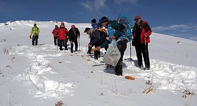 Zernaki Tepe'ye tırmanıp, yaban hayvanları için doğaya ekmek bıraktılar