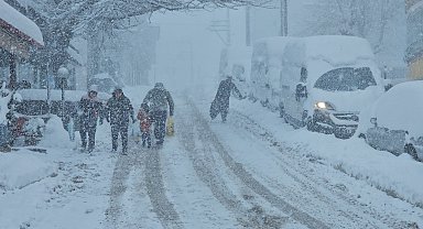 Zonguldak'ta 111 köy yolu kardan kapandı, okullar tatil edildi