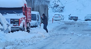 Zonguldak'ta binalarda uzun buz sarkıtları oluştu, köy yolları ulaşıma kapandı