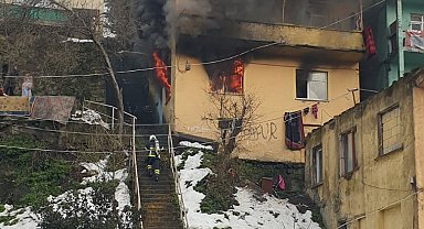 Zonguldak'ta ev yandı, 1 kişi dumandan etkilendi