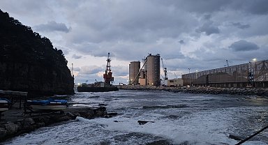 Zonguldak'ta halatı kopan yüzer platform, karaya oturdu