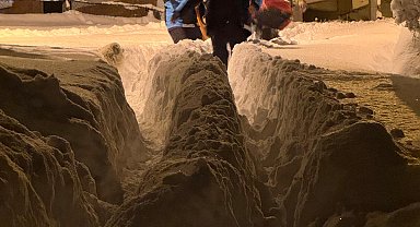 Zonguldak'ta köy yolları kardan kapandı, okullar tatil edildi, çanak anteni temizlemek isteyen öğretmen düşüp öldü