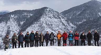 Zorlu yürüyüşü halay çekip, kar topu oynayarak zevke dönüştürdüler